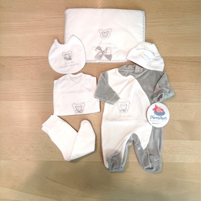 Conjunto de roupa de bebé em branco e cinzento com ursinho e texto A minha primeira roupinha.