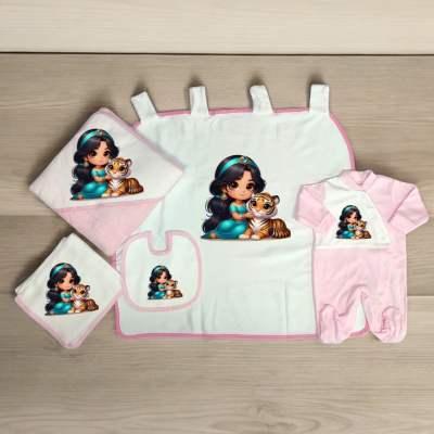 Conjunto de bebé rosa e branco com desenho de princesa e tigre sobre mesa de madeira clara