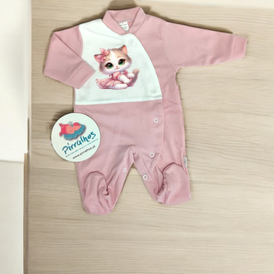 Macacão de bebé rosa e branco com estampa de gato em superfície de madeira