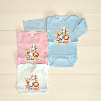Bodies de bebé azul, rosa e branco com estampa de animais e balões.