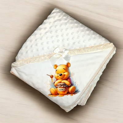 Manta branca com textura e estampagem do Ursinho Pooh com pote de mel
