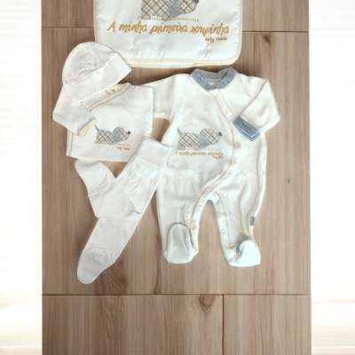 Conjunto de roupa de bebé branco com bordado de cão xadrez e texto em castanho