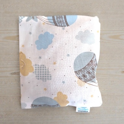 Almofada quadrada com padrão de balões e nuvens em azul, amarelo e cinzento