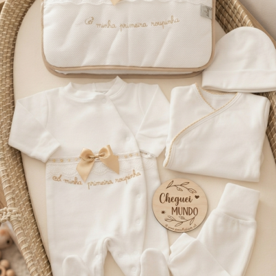 Conjunto de roupa de bebé branco e bege com bolsa, body, calças, camisola, gorro e placa decorativa