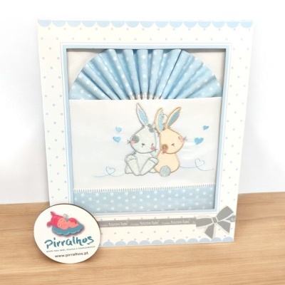 Conjunto de fralda e toalha de bebé com bordado de coelhinhos e padrão de estrelas azuis em caixa decorativa