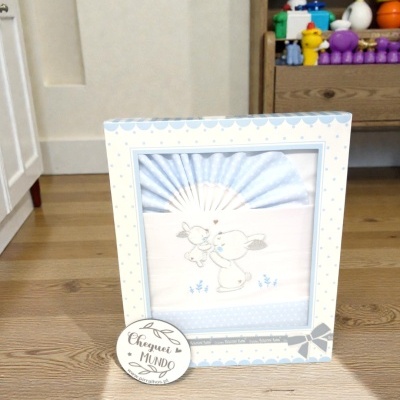 Moldura de foto azul claro e branco com imagem de patinhos e texto