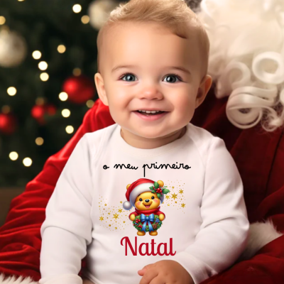 Body de bebé branco com estampa de Natal e texto 'o meu primeiro Natal'