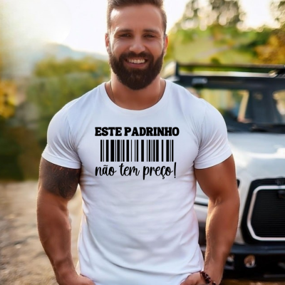 Homem com t-shirt branca com texto e código de barras preto, em ambiente exterior com veículo ao fundo