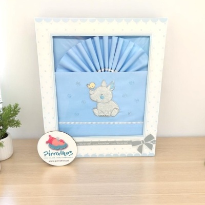 Conjunto de roupa de cama azul claro para bebé com bordado de coelho e pato amarelo numa moldura branca