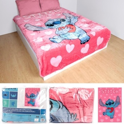 Cobertor rosa com personagem Stitch segurando coração vermelho, corações brancos e texto STITCH