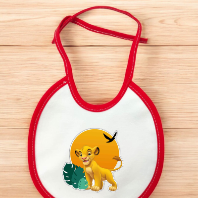 Babete branco com bordas vermelhas e imagem do Simba do Rei Leão