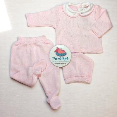 Conjunto de roupa de bebé cor-de-rosa com camisola, calças e gorro, sobre fundo branco