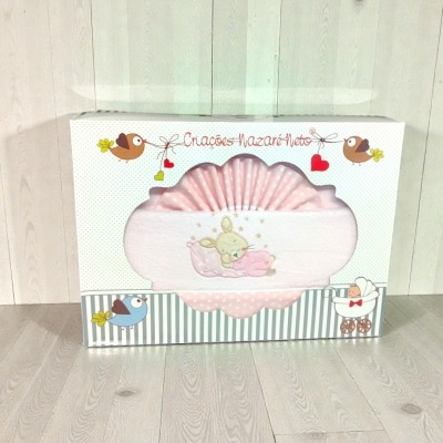 Pacote com tecido rosa e ilustração de coelho, com decoração de pássaros e carrinho de bebé