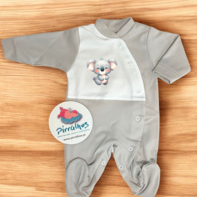 Macacão cinzento e branco para bebé com estampa de coala e etiqueta Pirralhos