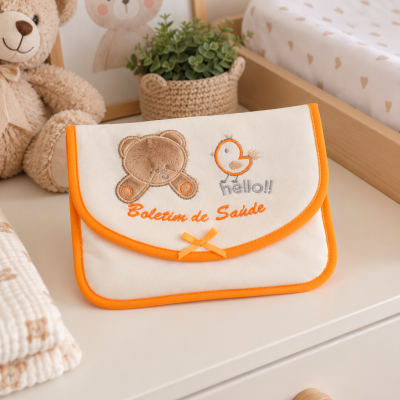 Bolsa creme com bordas laranja e bordados de ursinho e pássaro, texto Boletim de Saúde sobre cómoda branca num quarto de criança
