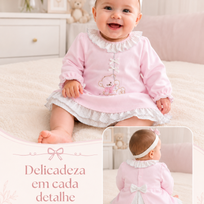 Bebé a sorrir com vestido rosa e faixa de cabeça com laço