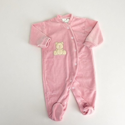 Macacão infantil rosa com ursinho e botões brancos