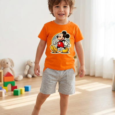 Menino com t-shirt laranja e calções cinza em quarto infantil com brinquedos