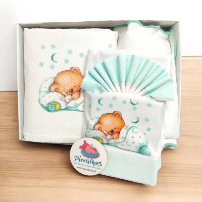 Conjunto de roupa de bebé branco com urso bordado a dormir e etiqueta Pirralhes