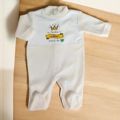 Macacão branco para bebé com estampado colorido e texto em português