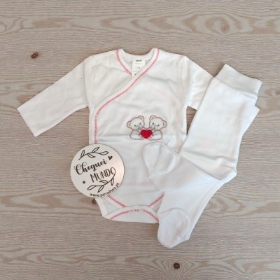 Conjunto de roupa de bebé branca com ursinhos bordados e etiqueta redonda