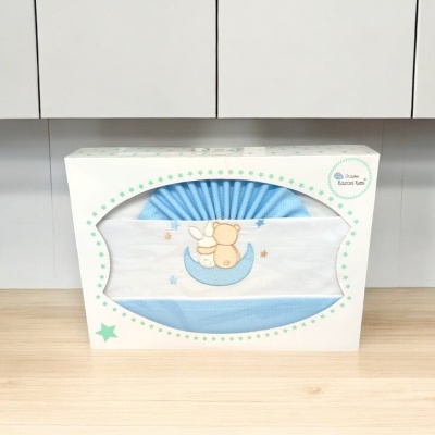 Conjunto bordado para bebé em embalagem branca com estrelas verdes