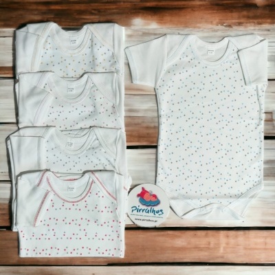 Conjunto de bodies para bebé com padrões de estrelas coloridas em fundo branco