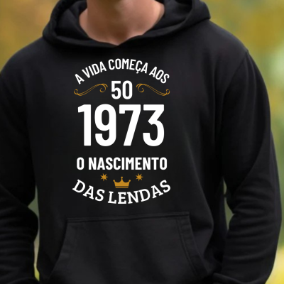 Sweatshirt preta com capuz e texto em branco e dourado sobre a frente