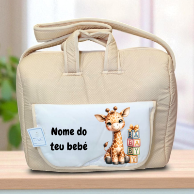 Mala bege para bebé com bolso decorado e texto 'Nome do teu bebé'