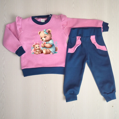 Conjunto infantil rosa e azul com estampado de ursos, sobre fundo claro.