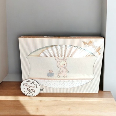 Conjunto de fraldas de tecido branco com bordado de coelho em caixa branca com janela