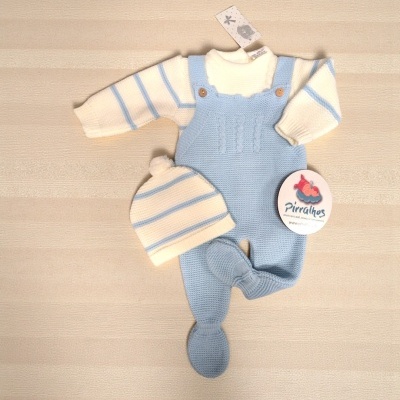 Conjunto de roupa de bebé em malha creme e azul claro com etiqueta Piraínhos