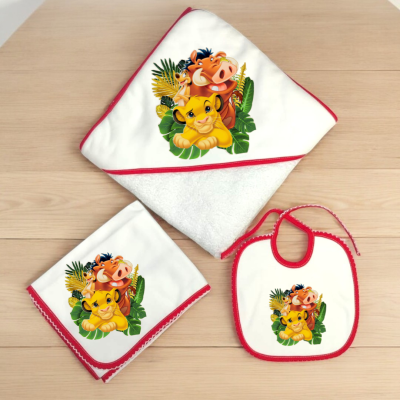 Conjunto de toalha com capuz, babete e fralda branco com bordas vermelhas e estampa dos personagens Timão, Pumba e Simba de O Rei Leão