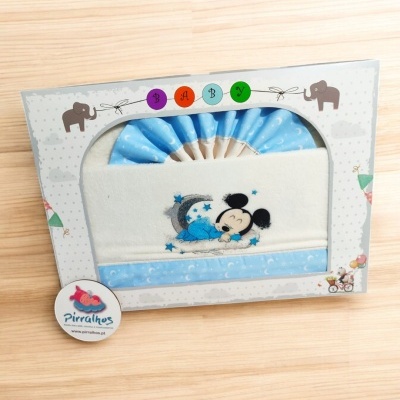 Fralda de bebé bordada com rato a dormir na lua, em embalagem decorada com elefantes e letras coloridas