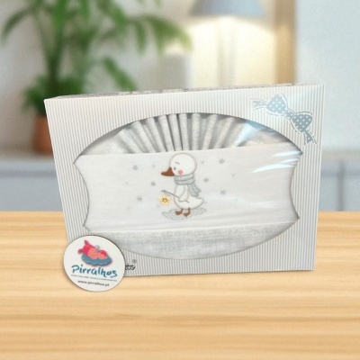 Pacote de fraldas de tecido com desenho de pato e embalagem branca com riscas cinzentas