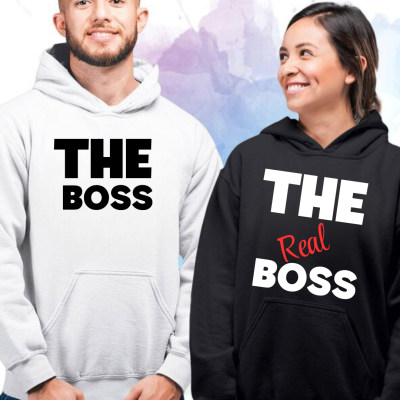 Duas pessoas com sweatshirts com capuz, uma branca com texto 