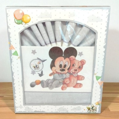 Conjunto de roupa de cama infantil cinzenta com desenho de rato e urso na embalagem