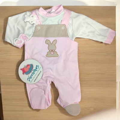 Conjunto de roupa para bebé rosa e branco com macacão e body, com motivo de coelho e brinquedo de peluche