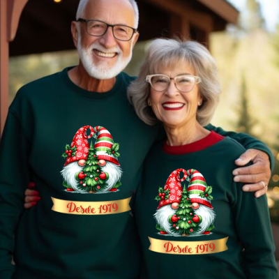 Casal com t-shirts verdes escuras estampadas com gnomo e texto 'Desde 1979'