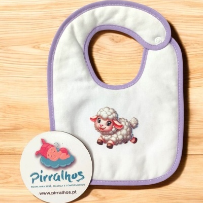 Babete branco com borda lilás e ilustração de ovelha