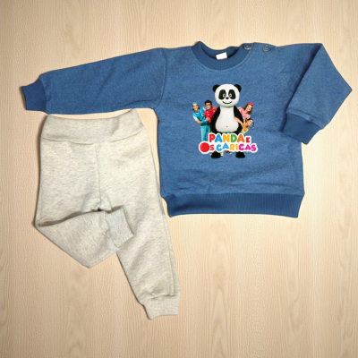 Conjunto infantil com sweat azul com estampa de panda e texto 'PANDA E OS CARICAS' e calças cinzentas