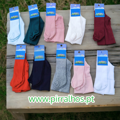 Dez pares de meias coloridas com embalagem azul sobre mesa de madeira, texto www.pirralhos.pt visível