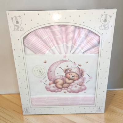 Roupa de bebé branca e rosa com ursinho a dormir numa nuvem na embalagem.