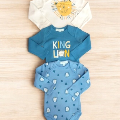 Três bodies de bebé em azul e creme com estampas de leão