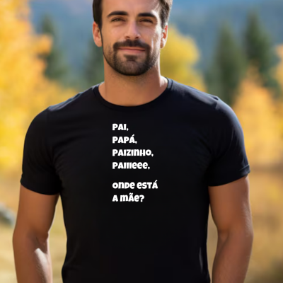 Homem a usar t-shirt preta com texto branco em ambiente natural com árvores ao fundo