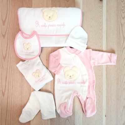 Conjunto rosa e branco de roupa de bebé com ursinho bordado e texto