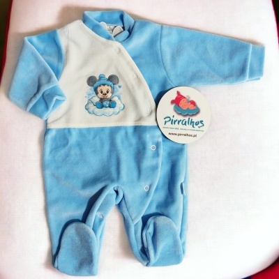 Macacão de bebé azul claro e branco com personagem de rato e etiqueta Pirralhos