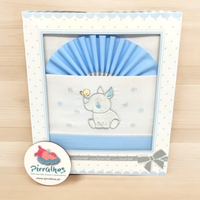 Conjunto para bebé com lençol azul e bordado de elefante numa caixa branca e azul