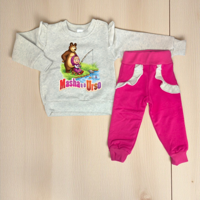 Conjunto infantil de camisola cinza com estampa e calças rosa com bolso