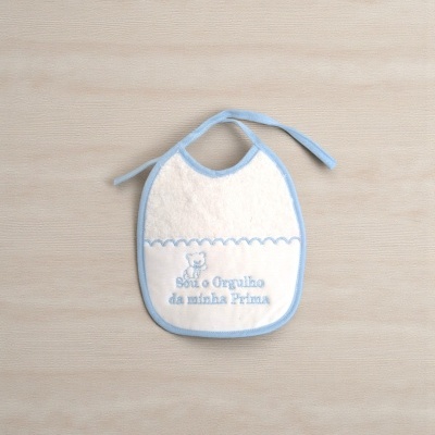 Babete de bebé branco com azul e bordado de urso e texto em azul